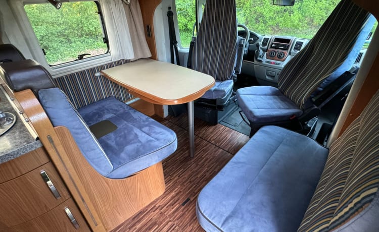 Spazioso Luxury 2P Hymer semi-integrato