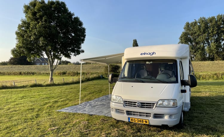 très beau camping-car compact pour 4 personnes