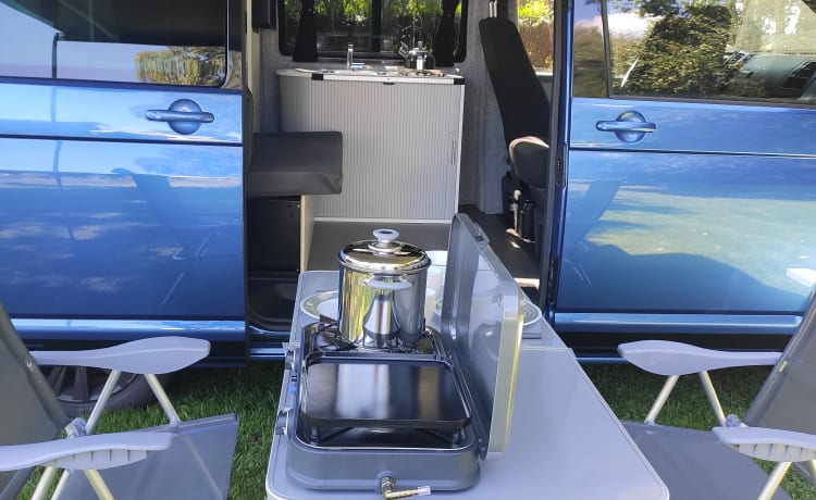 Tough Volkswagen T5 bus camper for 2-4 people