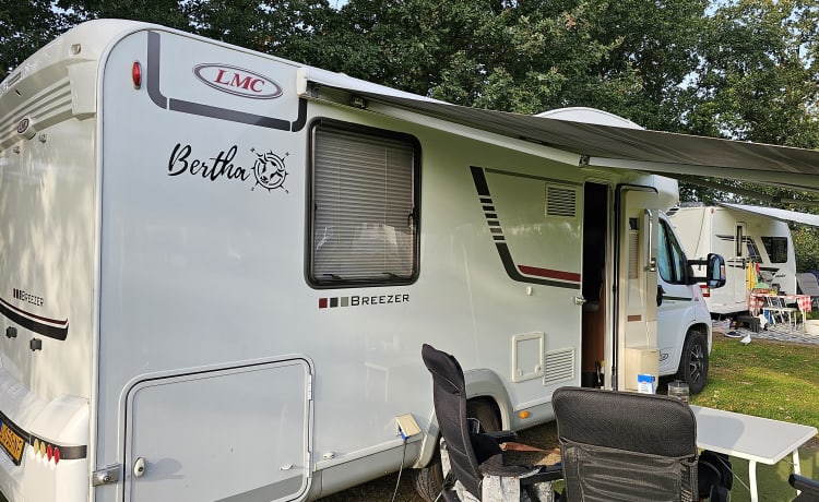 Bertha – Camping-car semi-intégral LMC Très Luxe, 2 ou 4 personnes (automatique)