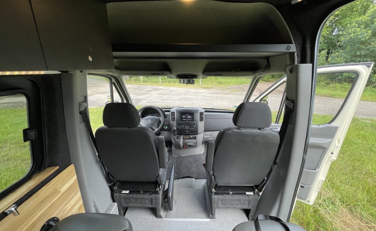 Mercedes-Benz Sprinter Adventure Camper 4 personen