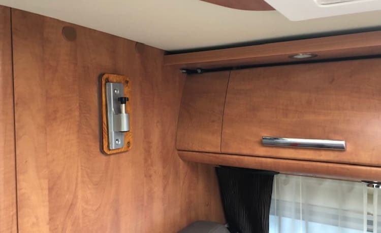 Malibu Van – Compacte luxe Malibu buscamper met laag bed!