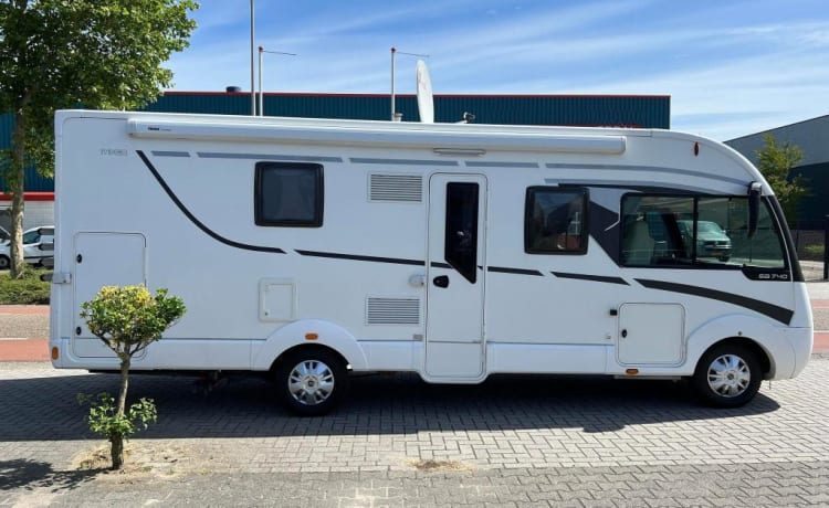 Lady Woodpecker – 5-person luxury family camper with bunk and 2-person pull-down bed.