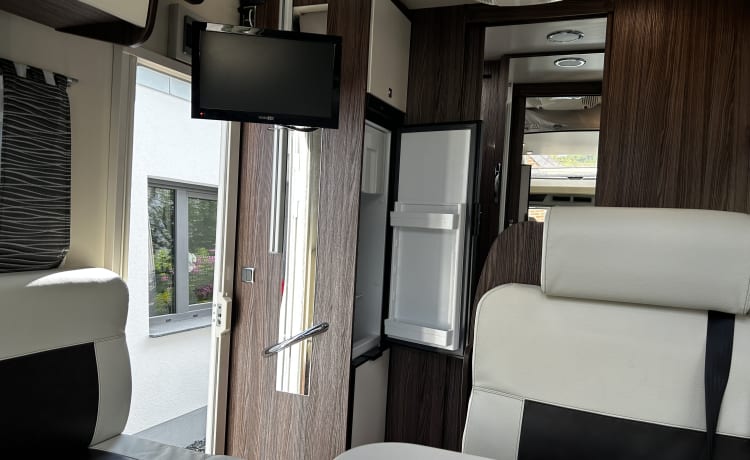 Motorhome for 4 people Air conditioning, heating, TV, luggage rack