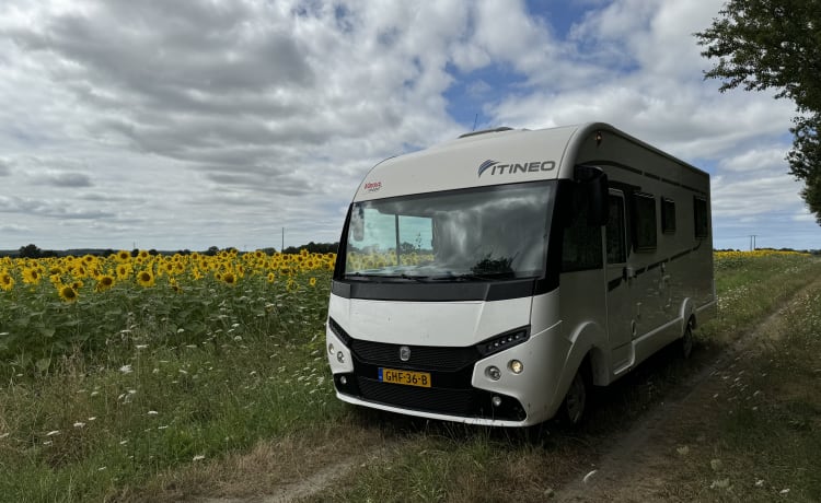 5p integrated family camper with air conditioning!