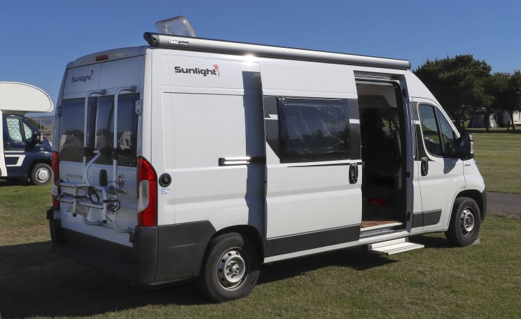 Sunlight Cliff 600 Wohnmobil mit 3 Schlafplätzen und festem Bett