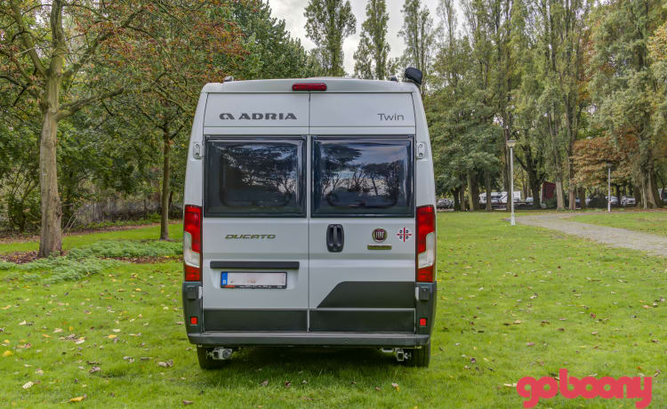 Lola – Adria Twin Supreme 600 SPB uit 2020 met laadplatform