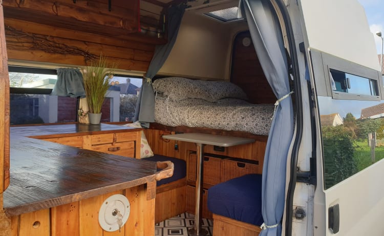 SKY – Unique Rustic Off-grid/EHU Campervan in Cornwall 