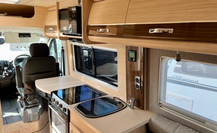 Roxie – Schitterende 2 persoons Peugeot Warwick Duo camper met alle luxe