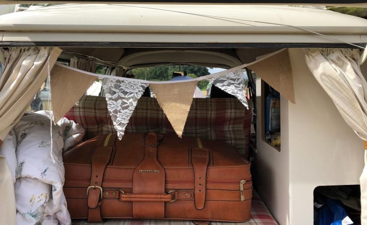 Roses – Vintage Devon 4 berth Volkswagen Camper 1981 - Relaxing Camping Classic 