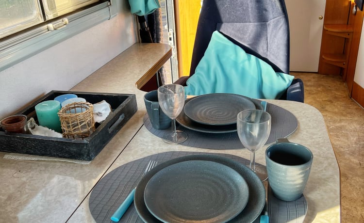 Walter  – Travel comfortably in this spacious & cozy camper!