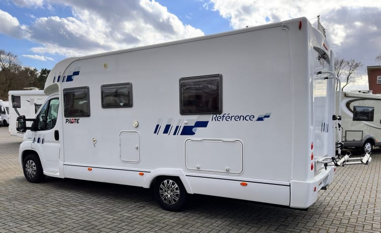 Bel camper semi-integrato per 2 persone