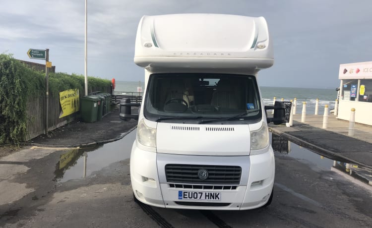 Carrie – Huisdiervriendelijke camper met 5 slaapplaatsen, gelegen tussen Brighton en Gatwick