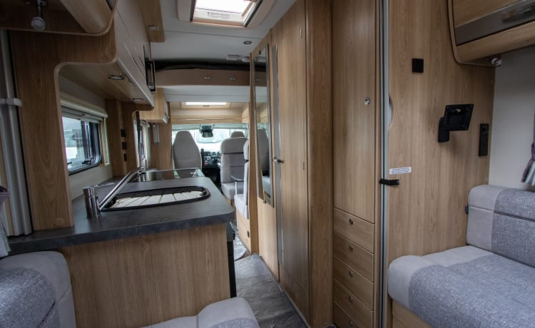 Luxe voor twee, comfort voor 4, knus voor 6; een mooie bijna nieuwe camper,