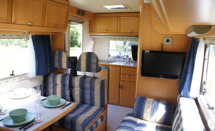 Kempurtje  – Hymer B544; Camping-car 6 personnes extra confortable et complet !