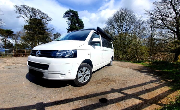 Dora – Lovely converted VW T5 Camper