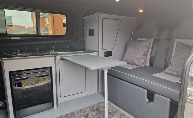 Ford Custom Campervan mit 2 Schlafplätzen + zusätzliche 2 Schlafplätze im Vorzelt