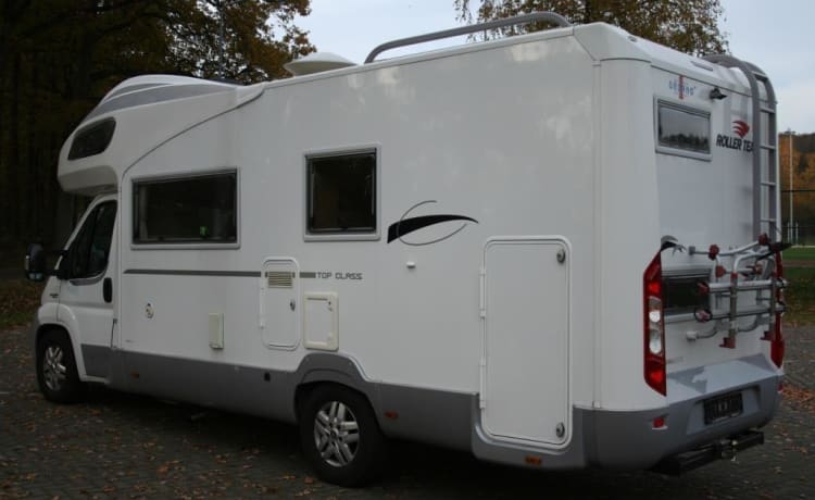 RollerTeam  – Spacious RollerTeam with many extras. Bunk bed and a large alcove. 7 seat belts