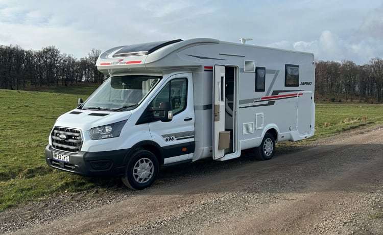 Ford Zefiro 696 met 4 slaapplaatsen, met isofix en kookeiland