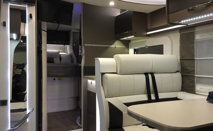 Beau camping-car Chausson à louer, construit en 2016