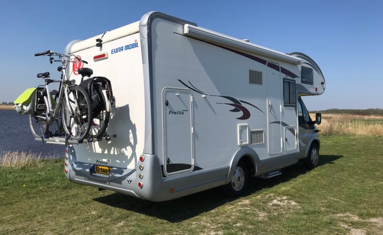 Modern 6 Person Family Camper