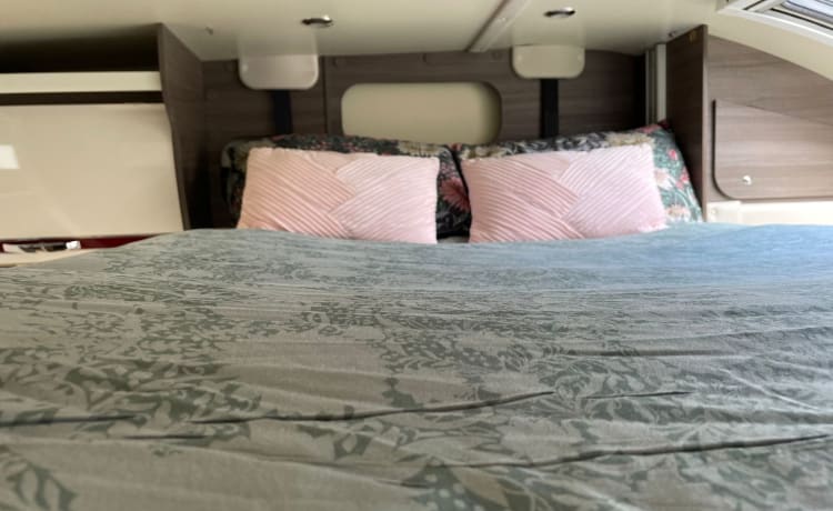 4p 2018 McLouis 473g Carat semi-integrated with pull-down bed