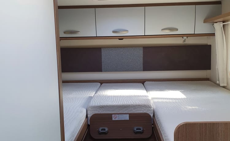 Carado T338 - Ruime en luxe 4 persoons camper