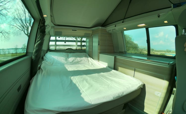 Blauw – Camping-car Volkswagen T5 California Bus avec toit relevable.