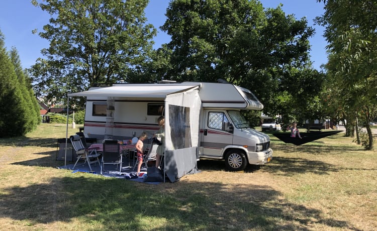 Grand camping-car 6 personnes à louer. Liberté LMC