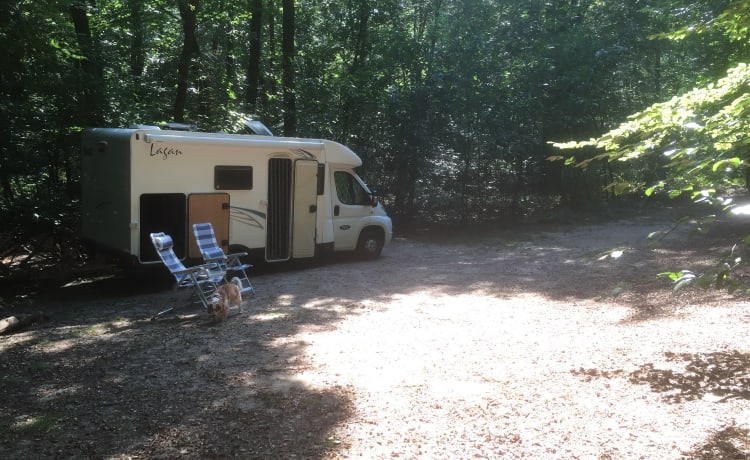 Vivez une aventure dans notre spacieux camping-car pour deux personnes.