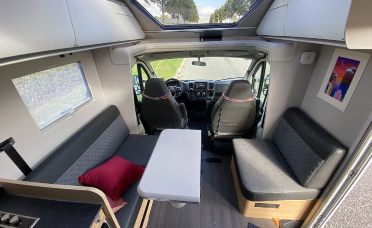 Coral suite on wheels – Luxe 2 persoons Adria Coral 650DL automaat semi-integrated uit 2022