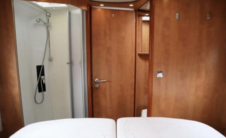 Rijdende hotelsuite – Superluxuriöser Carthago Chic C-Line für 2,5 Personen mit französischem Inselbett