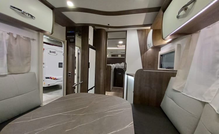 Luxe Ford Mobilhome met Dubbele 2-Persoonsbedden - Jouw Ultieme Reisgenoot!