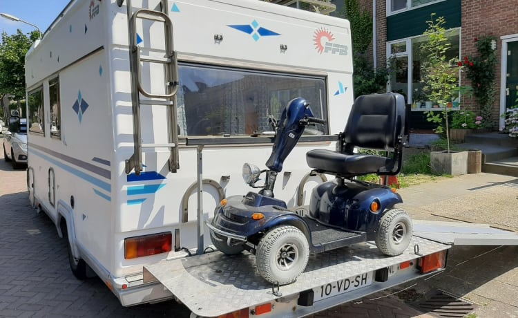 Spacious, strong camper: fixed bed, large carrier (also possibly motor), roof carriers