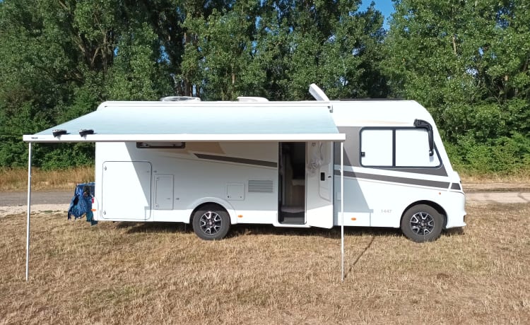 Hulk – Fully integrated motorhome.