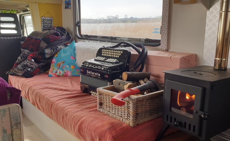 Cozy fresh vintage camper, self-sufficient and corona-proof