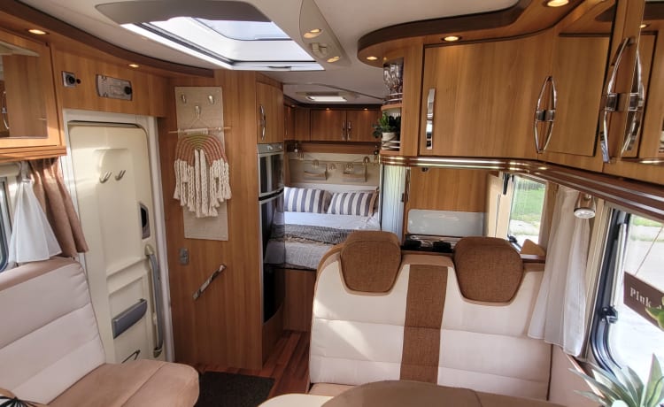 Pluk  – A wonderful 4-person Hymer! Low entry and ground floor