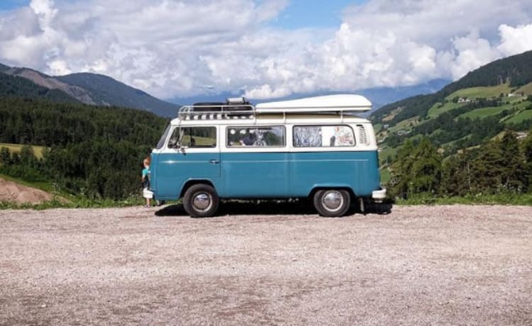 Comigo – Vintage Volkswagen Vacation Bus