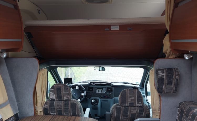 Campie  – Wonderfully spacious 6p camper with XXL garage 