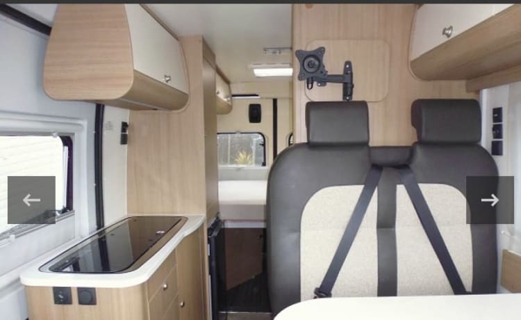 Our van  – Adria Sunliving camper met 2 slaapplaatsen. Zeer lage kilometerstand