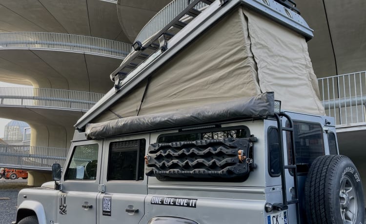 The Silver Bullit – Land Rover Defender (B) 4x4 Camper fuoristrada su misura unico nel suo genere