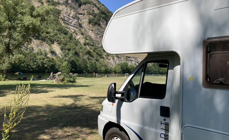 Camping-car familial 6 personnes avec lits superposés très larges, alcôve spacieuse et climatisation