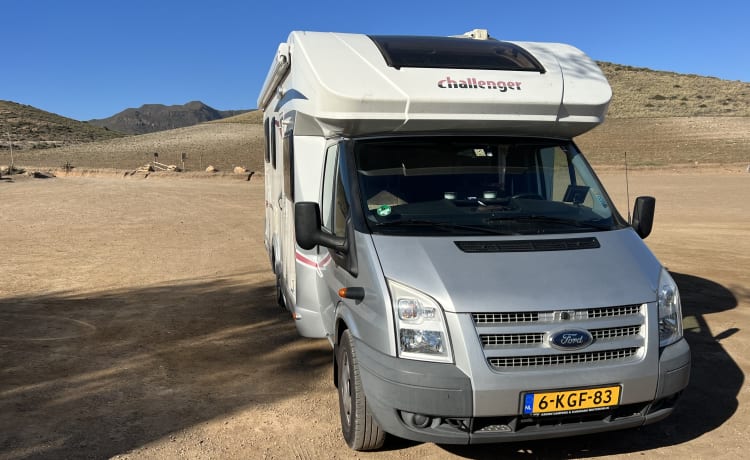 Camping-car semi-intégré pour 4 personnes.