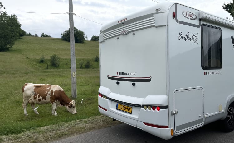 Bertha – Camping-car semi-intégral LMC Très Luxe, 2 ou 4 personnes (automatique)