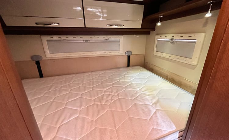 4p Luxe & ruime halfintegraal camper uit 2014