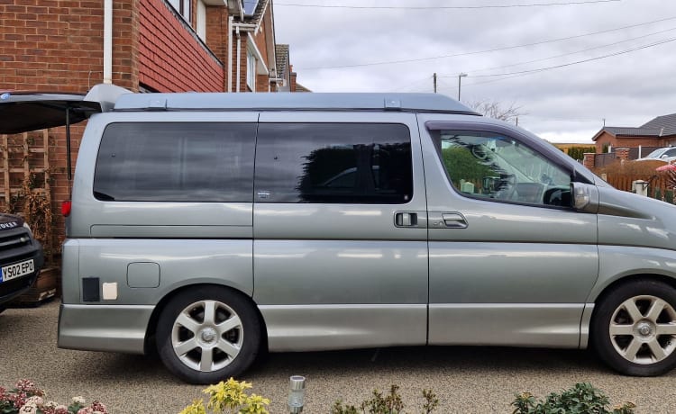 El – Nissan Elgrand Wohnmobil mit 2/3 Schlafplätzen und Aufstelldach