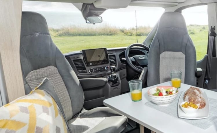 Riding Roamer – Auto Trail F74 - 4 Sicherheitsgurte bieten Platz für 4 bis 6 Personen - perfekt für einen Roadtrip