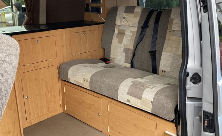 Vino – Volkswagen T5 Hillside Camper Umbau 2015 mit 4 Schlafplätzen