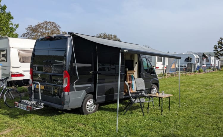 Onelove – Black Tinyhouse for your adventure.