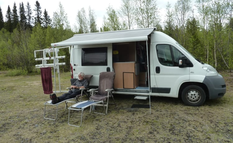 COMPACT MOTORHOME WITH ELECTRIC BIKE LIFT